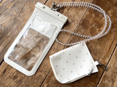 【3COINS】かわいい「防滴スマホケース」は夏レジャーの前にチェック！　入れたままスマホ操作・撮影が可能で快適　便利なポーチ付き