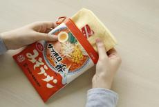 【付録】「サッポロ一番みそラーメン」のエコバッグ＆ポーチが登場！　本物そっくりでかわいすぎる