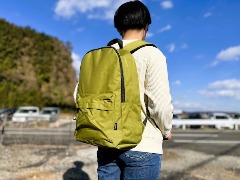 ワークマン女子で買った「春カラーのリュック」が使える！　コーデュラ生地で丈夫なリュックが、1500円