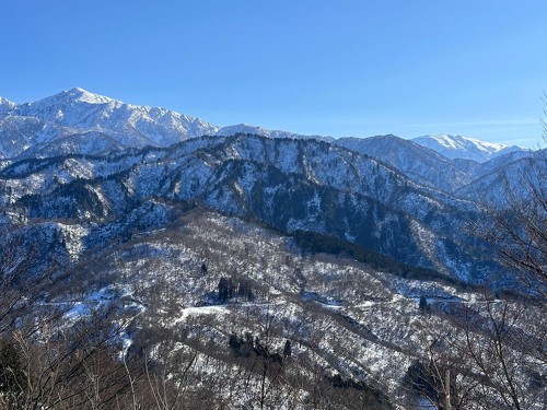 元アウトドア店員が選ぶ「冬の低山歩きに持って行って良かったもの」3選【2025年2月版】