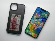 iPhoneが2画面スマホに？　ドコモの電子ペーパー内蔵iPhoneケースを使ってみた