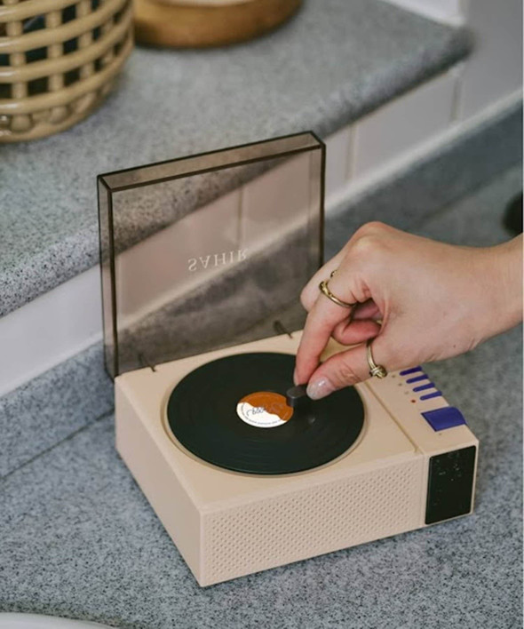 9350円のレコードプレーヤー型「Bluetoothスピーカー」、針を落とすと