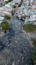 ゴミで埋め尽くされた大きな川が……　大掛かりな清掃活動を行った環境保護団体に「あなたたちはヒーロー」「みなさんを尊敬します」の声【海外】