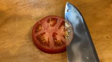 研ぎまくった包丁をトマトに近づけると……？　“恐ろしい切れ味”に「もう斬鉄剣」「技量も素晴らしい」