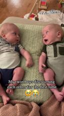 双子の赤ちゃん、人生初の“発見”の瞬間が3400万再生　だんだんと笑顔になっていく様子に「あーみつけた（笑）」「とても素敵な光景」【海外】