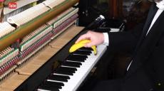 バナナを使ったピアノの演奏法が謎すぎる　未知の演奏法に「こんないい音出るんだ」「なんと素晴らしいご馳走」