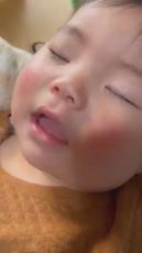 抱っこで熟睡している赤ちゃん、ママの声が聞こえた瞬間……！　天使のような反応に泣けるほどの愛と幸せがつまっている