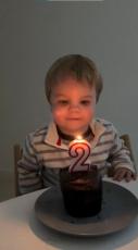 誕生日ケーキのキャンドルを消せない2歳息子、角度を変えて挑戦するも……　パパとママのさりげない気遣いで見せた笑顔がかわいい【豪】