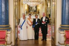 皇后陛下、チャールズ国王夫妻のほほにキス　お別れの時の両陛下と国王夫妻の「お心遣い」に注目集まる