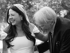 94歳のクリント・イーストウッド、27歳末娘の結婚式に出席　妊娠中のおなかに触れる姿へ「なんて美しい」「感動しちゃった」
