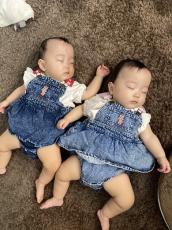 双子の赤ちゃん、ちょっと目を離すと……　おなかの中にいたころを思い出させる寝姿に「荒んだ心が洗われます」「眼福」