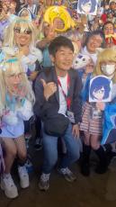 「ホロライブ」のカバー・谷郷社長、米アニメイベントで見せたファンサにファン熱狂　「YAGOO!!」「BEST GIRL」と大興奮