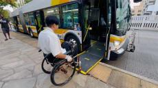 これは便利……！　車椅子ユーザーが感動した“ハイテク路面バス”に反響　「日本もこうなってほしい」【米】