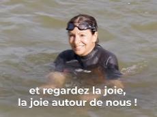 パリ市長、宣言通りにセーヌ川でスイミング　100年ぶりの遊泳解禁も反応さまざま「私も泳ぎたい」「水の色がまだらなのはなぜ」