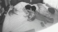 ママが寝ている横で……？　赤ちゃんによる早朝の“秘密の遊び”に39万いいね「かわいい」「良い子すぎる」