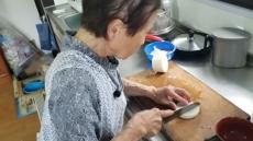 孫のために夕食を作る92歳おばあちゃんに密着、できあがったおかずに驚きと感動　「涙が出てきそう」「尊敬しかありません」