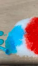 「発想がすごい」　赤＋青→紫……じゃない！　粉の中で色を混ぜる“不思議な実験”に「面白い」「かき氷みたい」と反響