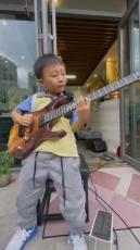 人生何周目ですか……？　9歳の天才ギター少年が弾く“エモすぎる”ギターソロが30万回再生超えの人気　「魂を揺さぶる」【海外】