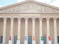 「遊び心の塊」「粋だね～」　フランスの議会前に現れた“あの有名彫刻” → “パリ五輪仕様”の姿がステキすぎ