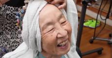 「旅行前にキレイになりたい」91歳おばあちゃん、美容院で大変身！　願いをかなえるイメチェンに「すごくお似合い」「めちゃくちゃ若い！」