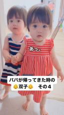 パパ帰宅→“天使すぎる”1歳双子が出迎えたら……　疲れが吹っ飛ぶあいらしさに「アァ～羨ましい～！」「骨抜きにされちゃう」と人類メロメロ