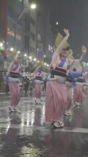 「魂の踊り」　阿波踊り中にまさかの“ゲリラ豪雨”→笑顔を絶やさない踊り手たちに称賛　「かっこええ」「かぜ引かないように……」