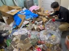 「どこで寝てたん??」「埋もれるハイブラ達……」　30代高校教師の“汚部屋”をゴミ屋敷清掃士が掃除する動画が840万再生！