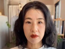 くせ毛ミディアムヘアの女性が、プロの腕にかかると……　「えぐい」「年齢が15歳くらい若くなりましたよね？？」大変身に反響