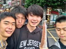 「修学旅行ぶり」　学生時代の記念写真を同じ場所＆同じ構図で撮影→エモすぎる4ショットに11.5万いいね　「1人時止まってる？」