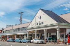 「なんだこれ」　レトロ駅舎のJR松山駅→まもなく開業の新駅舎と並び「すごい光景」に　「今しか見られない」「あの昭和な感じの駅が変わってしまう」