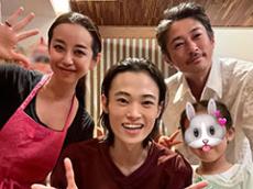 「窪塚家最高です」「素敵な食卓過ぎる」　窪塚洋介＆妻・PINKY、長男・愛流の21歳バースデーを“特別仕様”のケーキで祝福