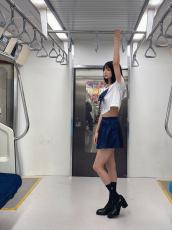 “奇跡の8等身”コスプレイヤー、セーラー服ショットに反響　「手と脚が長すぎる！」「美しすぎる」