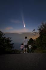 8万年ぶりに地球に大接近した彗星を撮影→あのアニメ映画のワンシーンみたいに！　「最高の思い出」「BGM流れそう」