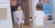 1歳の双子姉妹がすれ違いざまに……　“じわじわくる”予想外の謎展開に「気付いたらずっと見てしまう」と2.3万いいね