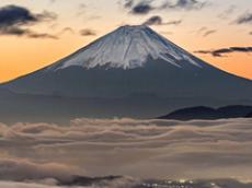 「大絶景」「すてきすぎます!!」　夜景と雲海の向こうにそびえる富士山→“予想外の撮影地”に「奇跡の1枚」と14万いいね