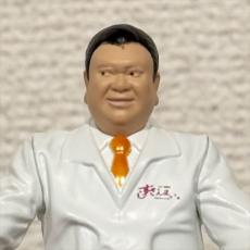 こっちを見ろ！　「すしざんまい」社長の“めちゃくちゃ後ろめたそう”なフィギュアが見つかる　「めっちゃ笑った」「ネタに深海魚使ってる顔」