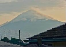 朝に“富士山のタイムラプス”を撮影→感動的で60万表示の大反響　「永久保存版」「朝日が当たって凄い綺麗」