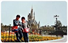 夫妻が“41年ぶり”に東京ディズニーランドへ→当時と“同じ場所”の写真撮影で「キャストの粋なサポート」明かす