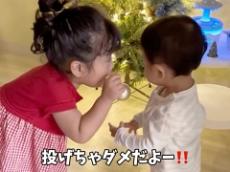 「ダメだよ！」　1歳弟が床に物を投げつけて……　3歳姉の叱り方が“もはやプロ”だと話題　「見習わないと」