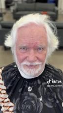 ホワイトヘアの75歳男性がプロにカットをお任せしたら……　“バッドボーイ”に大変身!!「20歳くらい若くなっちゃった？」「シュワちゃんみたい」【米】