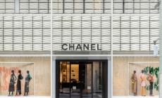 CHANEL銀座店で火災発生　「演出かと思った」と騒然　外壁の巨大リボンが燃えさかる