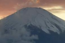 夕焼けの中の富士山を撮影したら……　空を泳ぐ“神々しい存在”に5万いいね「7つ集めたヤツがおったんやな…」「自然って凄い」