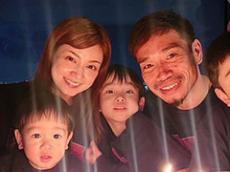 平愛梨、4人の息子との“顔出し”ショットに反響「素敵な家族ショット」　40歳誕生日にサプライズ、兄弟やめいっこまで大集合「感無量でした!!」