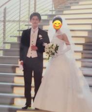 階段の前でほほ笑む新郎新婦→13年後……　同じ場所で撮影された“現在の姿”が話題　「泣いた」「本当に素敵」