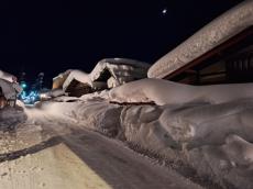 「これがないと通れない」豪雪地帯の通り道が埋もれない理由は……　先人の知恵伝わる不思議な景色が500万回表示「風情があってすてき」