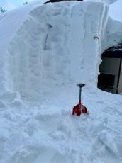 すさまじい積雪を掘り続けて出てきたのは……　雪に埋まった“ありえない物”の写真に「切ない現状…」「ただただ偉い」