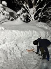 雪の壁を“サクッと”削って宴会場を作ったら……　“まさかの大改造”に仰天「すごっw」「この発想はなかった」