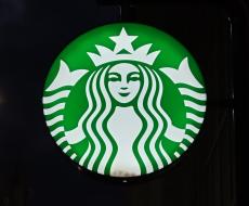 「マチがあるので財布やポーチなど色々入る」スタバの“トートバッグ”に「ついに買ってしまいました」「ロゴがオシャレで素敵」「荷物の多い人でも使えそう」の声