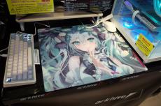 ガラスパッドの人気ブランドが「初音ミク」のコラボモデルを投入