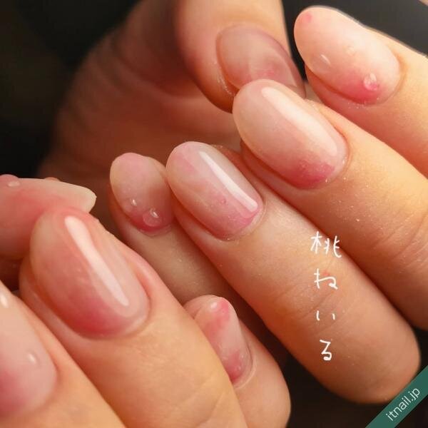 みずみずしさ弾ける！「桃ネイル×しずくアート」のコンビが最強